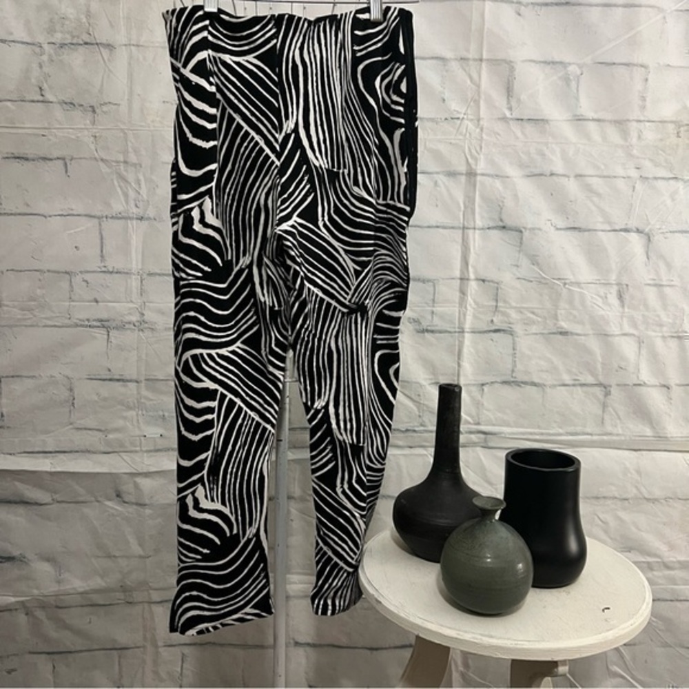 Elie Tahari black and white pants, Size M. EUC.